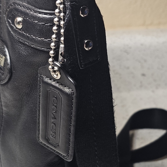 Nice COACH  F23948 Shoulder Or Crossbody Shiny Leather Bag with large hang tag. - Picture 3 of 16